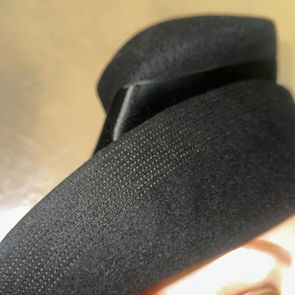 IMPRESSIVE 1940s' BLACK FELT HAT + TOPSTITCHED BRIM & SATIN BANDS & BOW - Picture 2 of 13